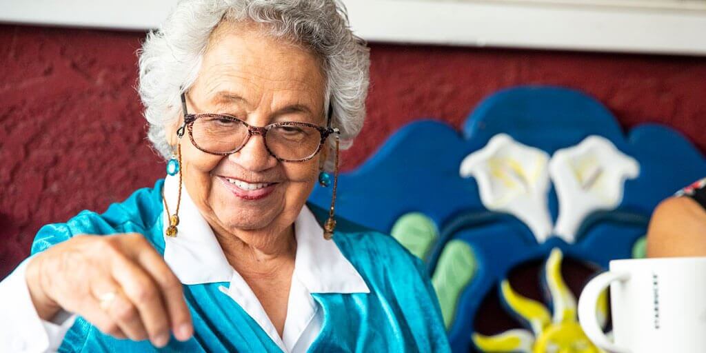 Retinal-Eye-Care-Education-At-a-Glance-1024x512psd A senior woman with eyeglasses putting a jigsaw puzzle together.