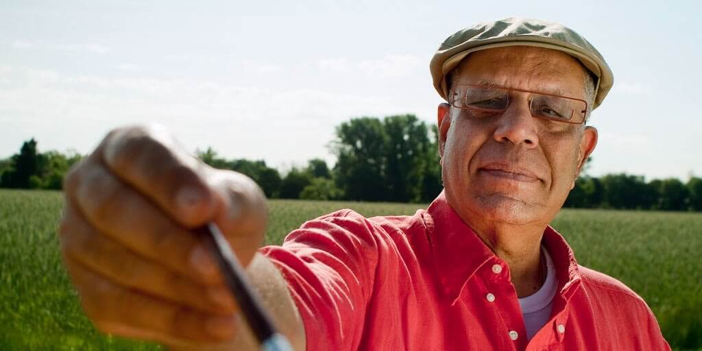 things-to-remember-diabetic-eye-care-1024x512 A senior man wearing eyeglasses on a golf course.